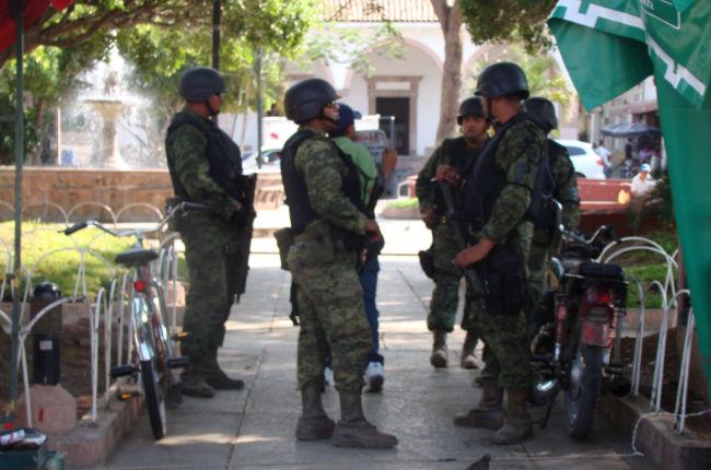 Ejército toma instalaciones de la PGJE de Michoacán; despiden a otros 110 policías