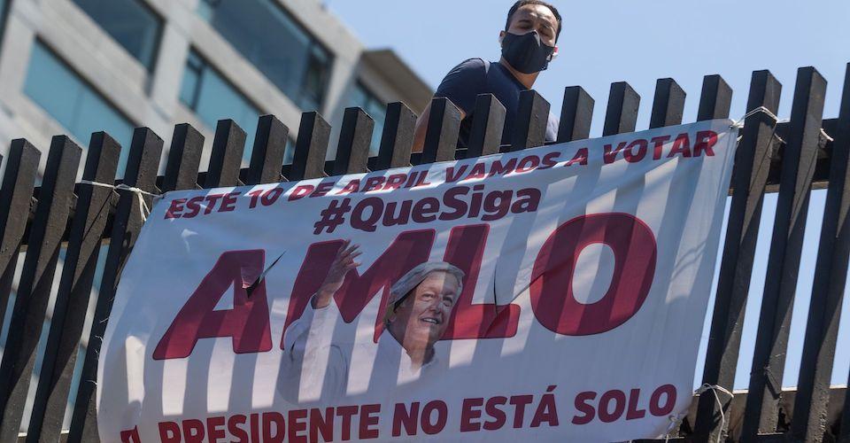 INE ordena retirar propaganda a favor de AMLO en 30 estados, a 9 días del ejercicio de revocación de mandato