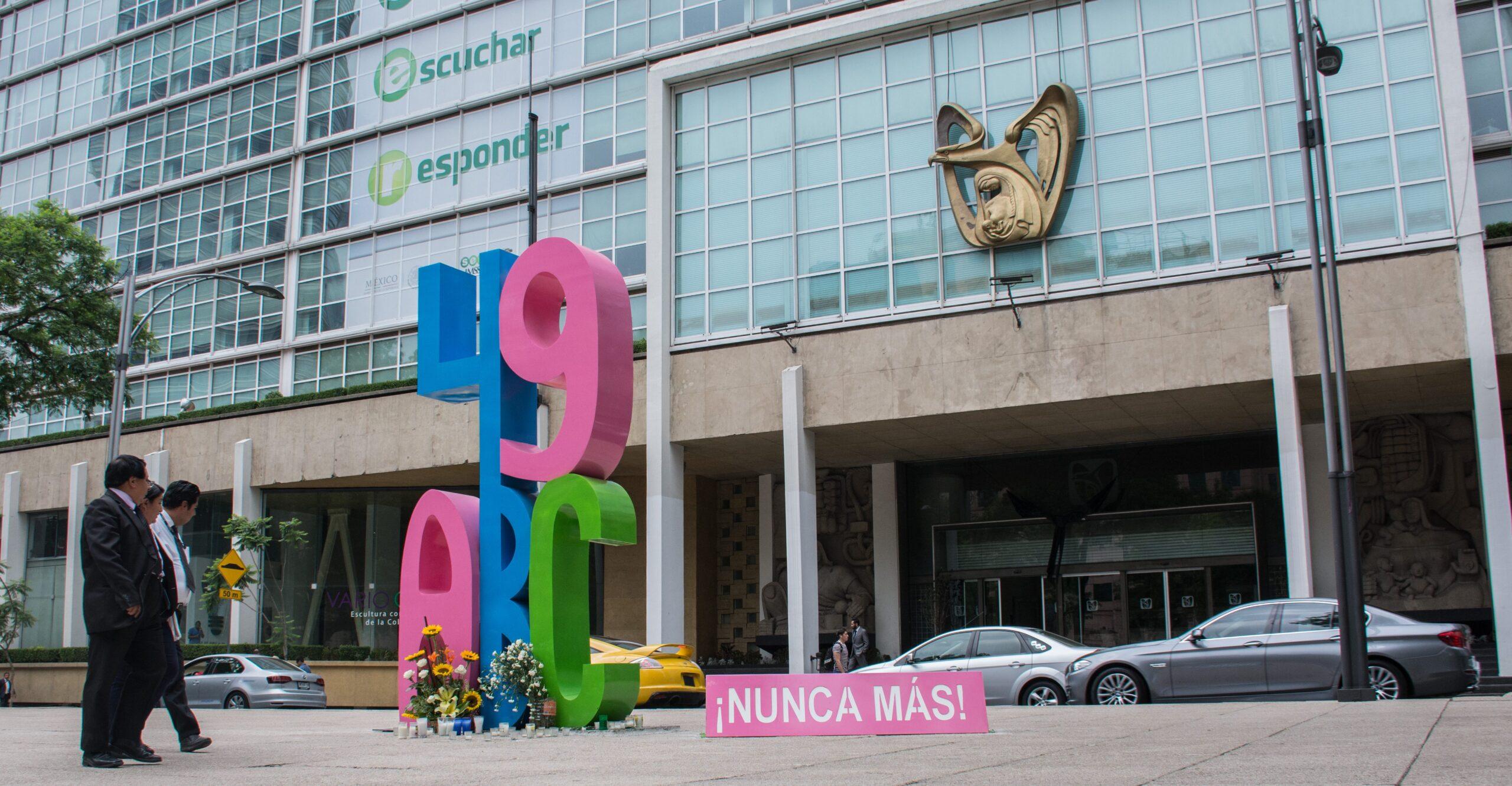 Que se investigue a particulares por incendio y más ayuda a víctimas, ofrece gobierno a padres de ABC