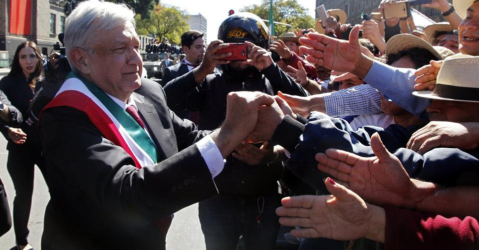 Nos entregan un país en quiebra, dice AMLO; promete rescatar a CFE y Pemex, y que bajará el precio de la gasolina