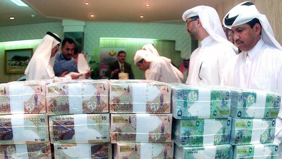 Los 10 países con la población más rica del mundo porque sus billetes “valen más” (y Estados Unidos no está en la lista)