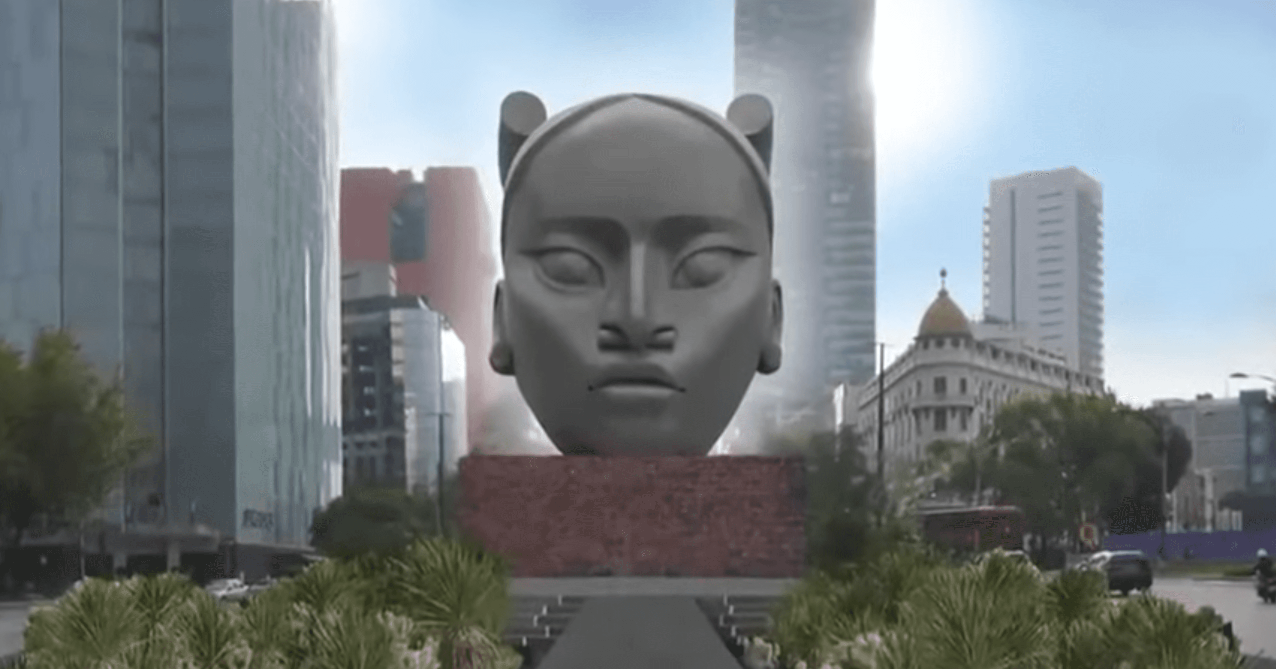 Pedro Reyes presenta a ‘Tlali’, escultura que sustituirá a Colón en Paseo de la Reforma