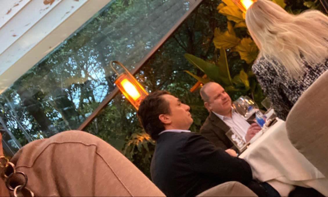 Captan a Lozoya en restaurante de lujo; portaba brazalete electrónico