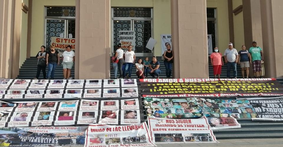 ‘Estamos hartos de puertas cerradas’: familias de desaparecidos hacen plantón en Ciudad Victoria, Tamaulipas