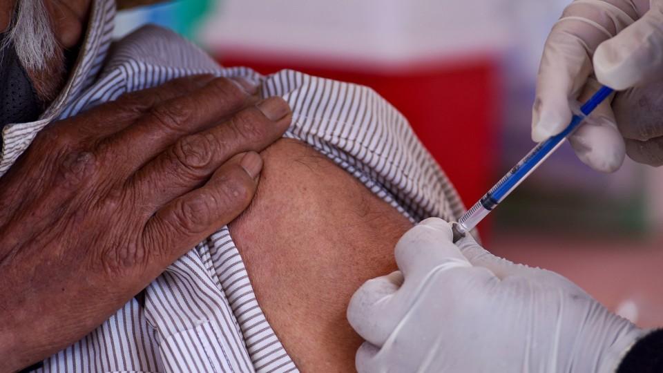 Abren dos módulos de vacunación contra COVID para rezagados en Edomex