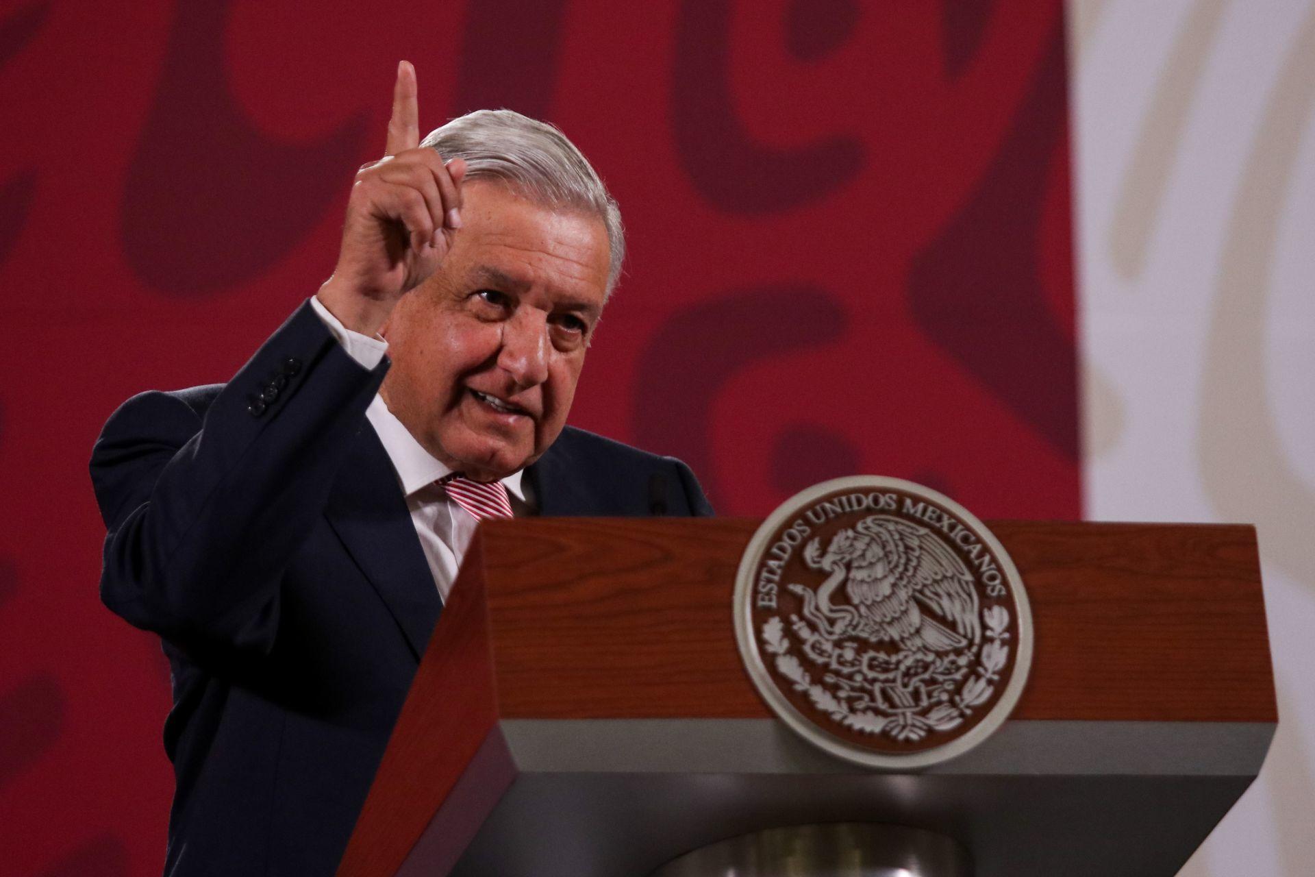 “Son muy acaparadores y ladrones”: AMLO reprocha que no dará su informe en el Zócalo por Frena