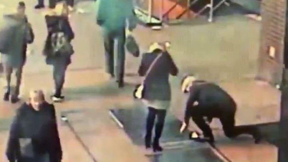 La policía de Nueva York busca a una pareja a la que se le perdió el anillo de compromiso en plena pedida de mano