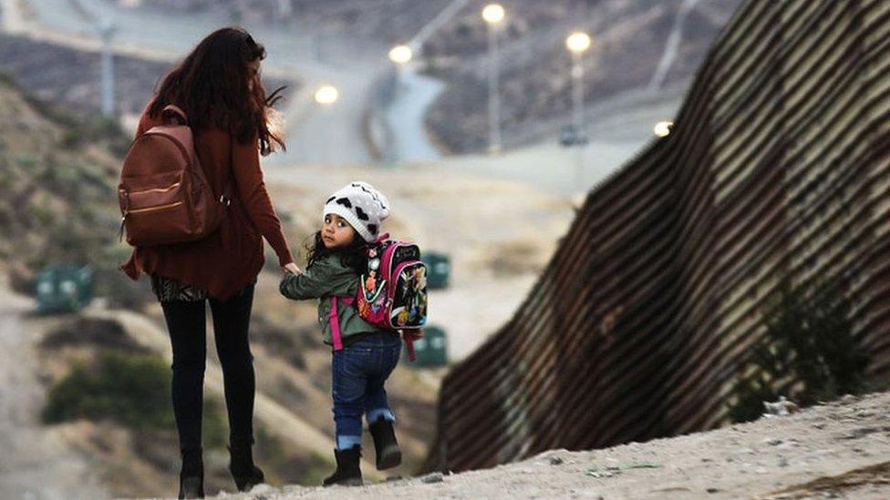 De dónde son y por qué huyen de sus países las familias a las que separan de sus hijos en la frontera de México con Estados Unidos