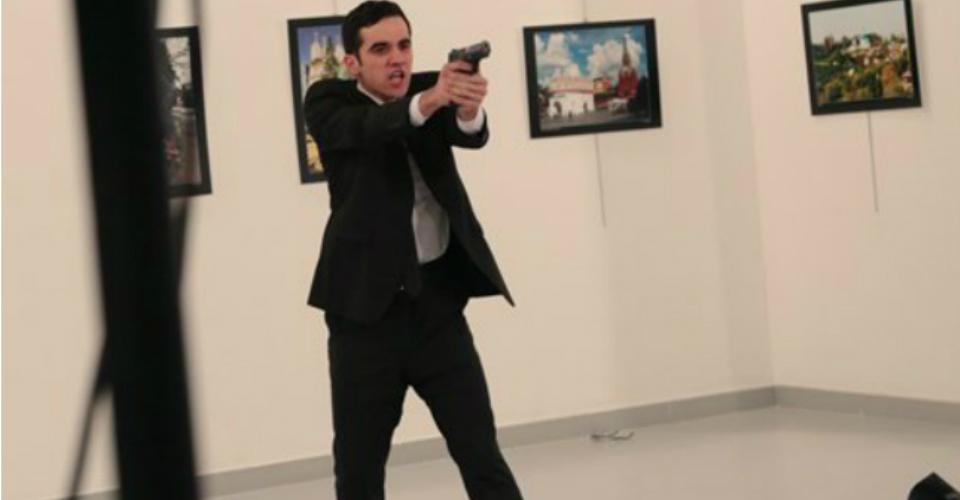 Matan a tiros a embajador ruso en Turquía ; “No olviden Siria”, gritó agresor