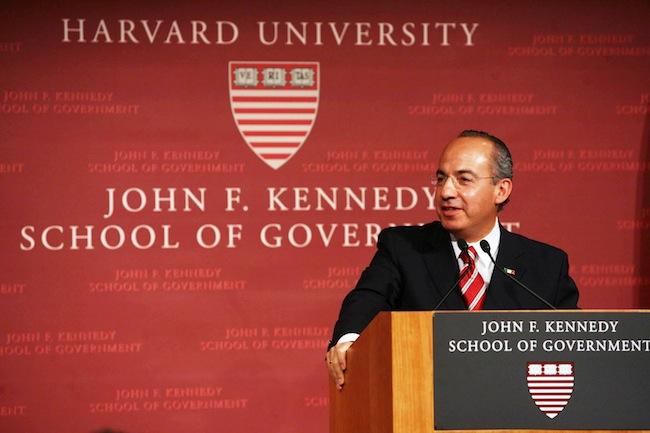 Harvard extiende la beca de Felipe Calderón