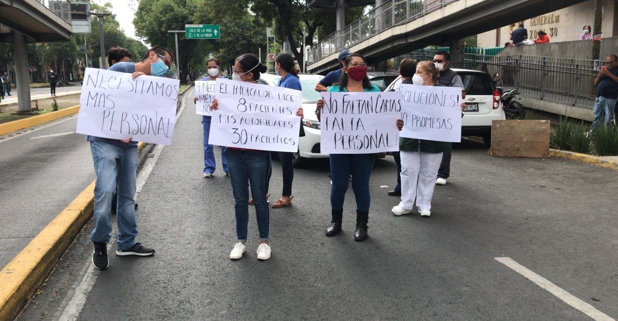 Doctores del Hospital de Iztacalco cierran avenida en protesta por falta de personal; amagan con ir a paro