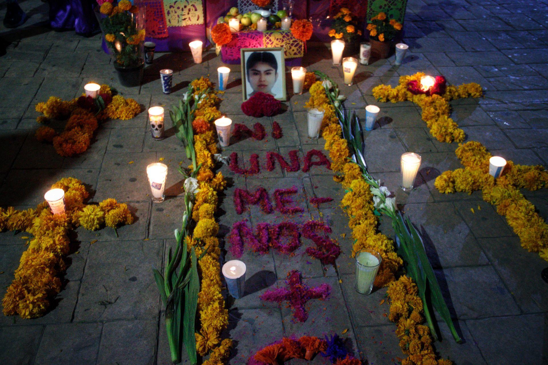 Una flor para cada alma y por las víctimas de feminicidio: las ofrendas por el Día de Muertos