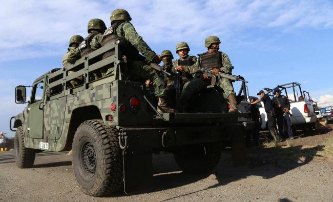 Soldados llegan a la Tenencia de Antúnez, en Parácuaro, Michoacán