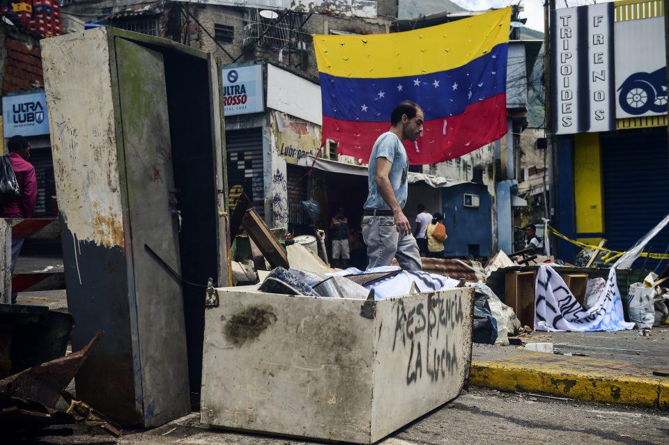 Tensión en Venezuela: Opositores mantienen los bloqueos de calles, pese a prohibición del gobierno