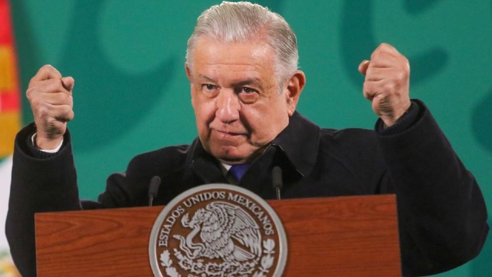AMLO propone contratar encuestadoras para realizar consulta de revocación de mandato