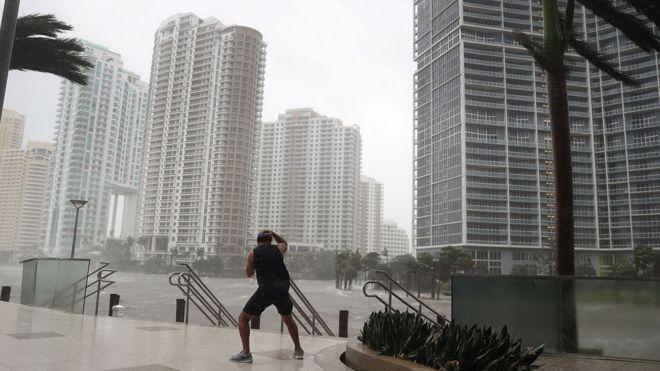Huracán Irma toca tierra en Naples, en el sur de Florida, y se degrada a categoría 2