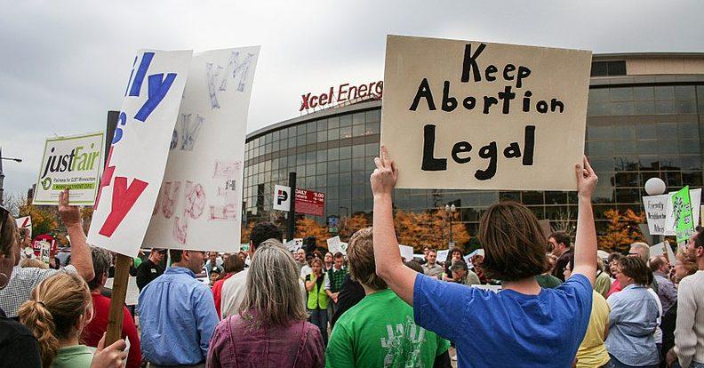 Joven indocumentada de 17 años logra derecho a abortar en EU tras semanas de lucha legal