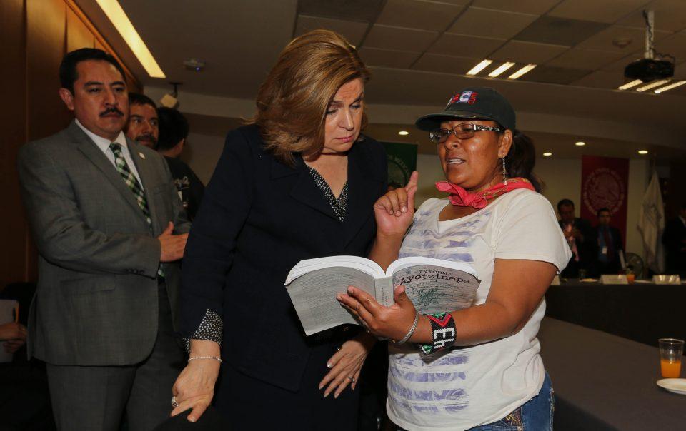 La PGR le entrega informe sobre las investigaciones del caso Iguala a padres de Ayotzinapa