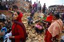 Casi mil muertos en Nepal tras terremoto de 7.8