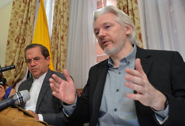 Assange no dejará (en breve) embajada de Ecuador en Londres