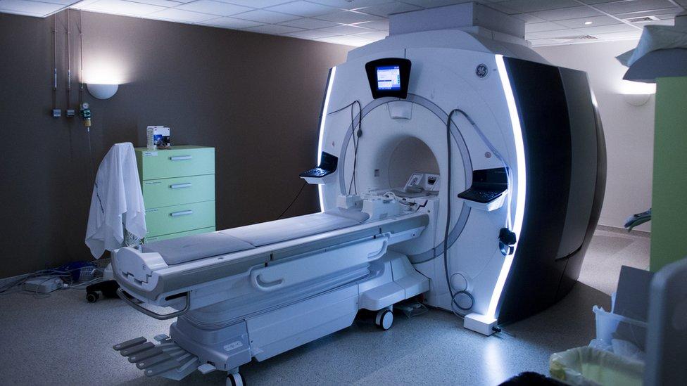 El hombre que murió en un hospital tras ser absorbido por una máquina de resonancia magnética
