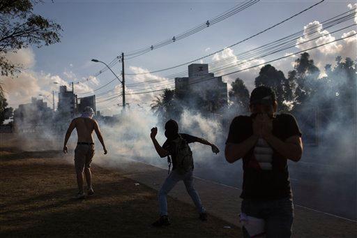 Aumenta tensión en Brasil; se enfrentan a pedradas con policía