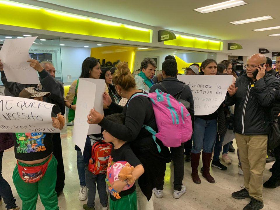 Padres de niños con cáncer hacen bloqueo en Aeropuerto; sí hay medicamento, asegura el gobierno