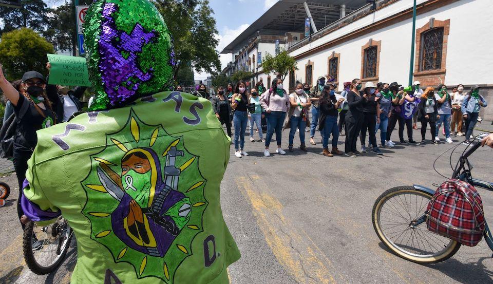 Con ‘pañuelazo’ y performance, mujeres exigen aborto legal y seguro en México