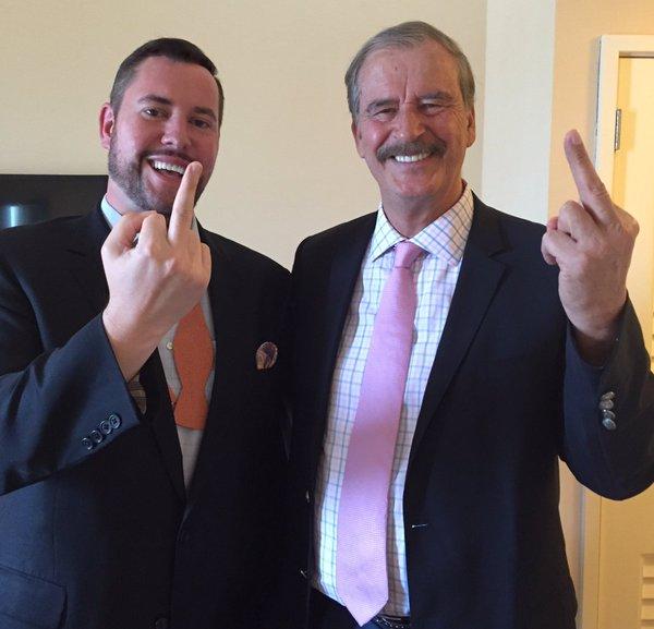 Primero lo ofende, luego se disculpa y ahora Vicente Fox le hace una seña obscena a Donald Trump