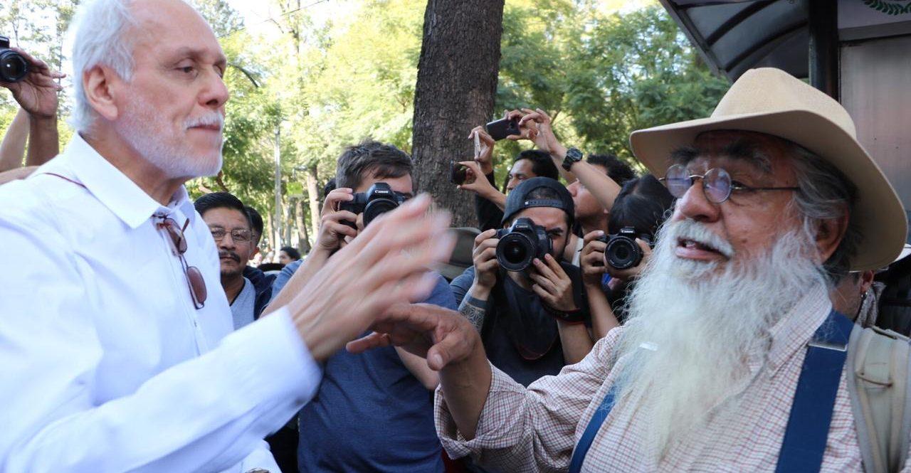 Con gritos, insultos y algunos argumentos: así debatieron opositores y seguidores de AMLO