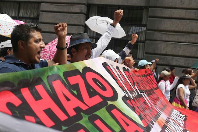 Sección 22 de la CNTE toma a la fuerza escuela en Oaxaca (Video)