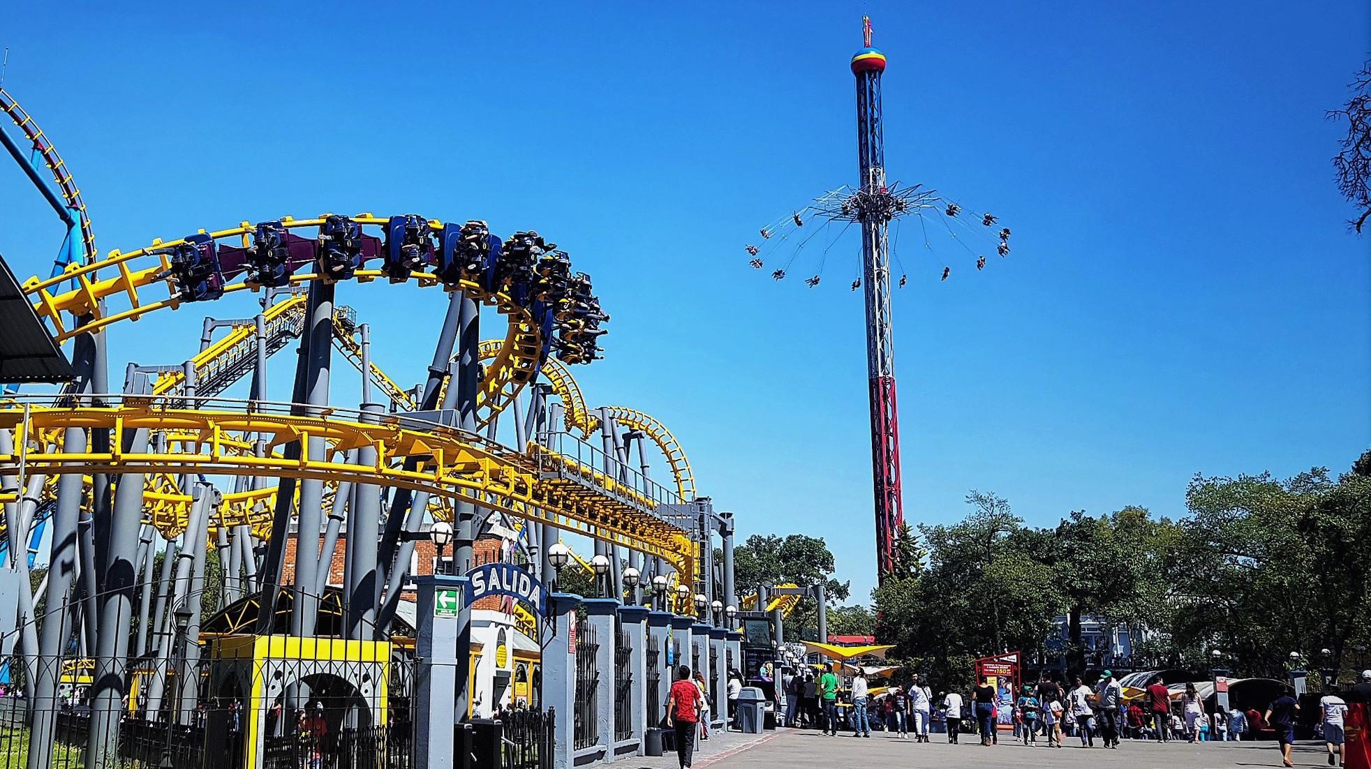 Detienen a dos jóvenes que intentaron ingresar a Six Flags con un arma tipo subametralladora