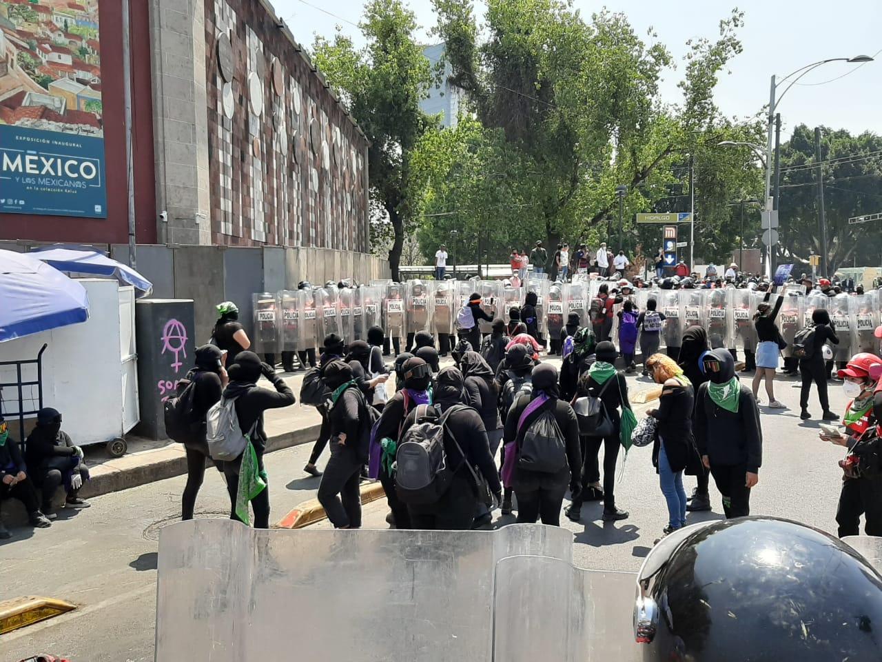 Manifestantes y ONG acusan represión en marcha 8M de CDMX; autoridades dicen que se respetó libre expresión