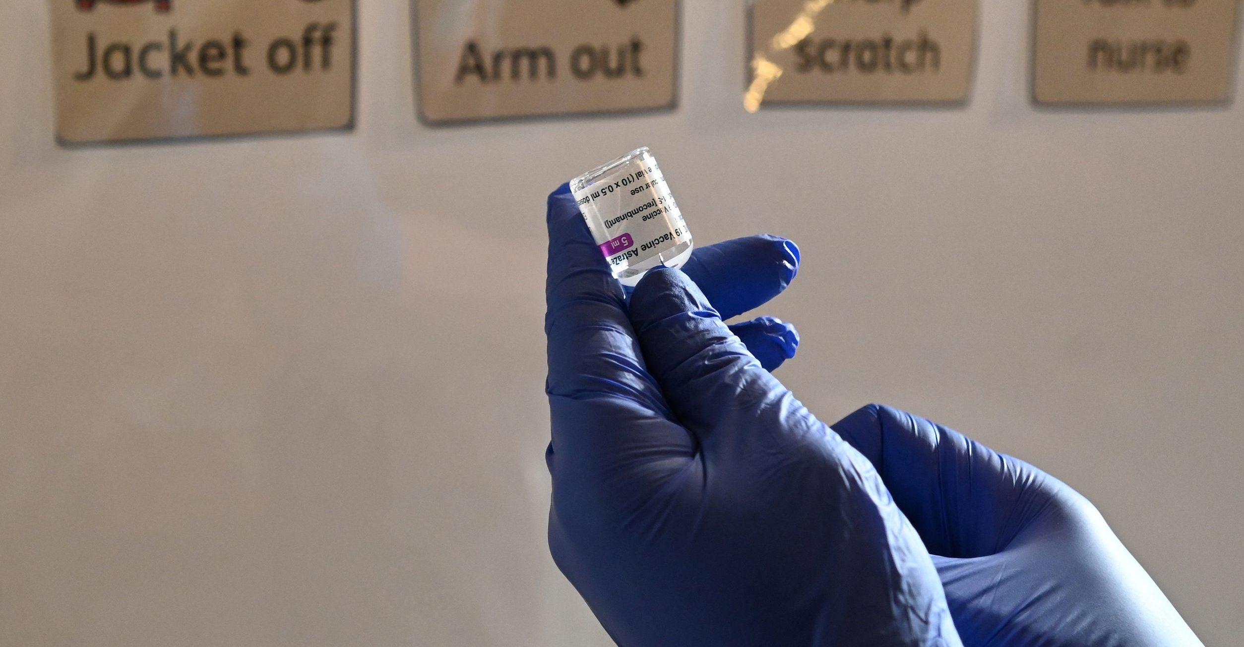 OMS avala uso de vacuna contra COVID de AstraZeneca en personas mayores de 65 años