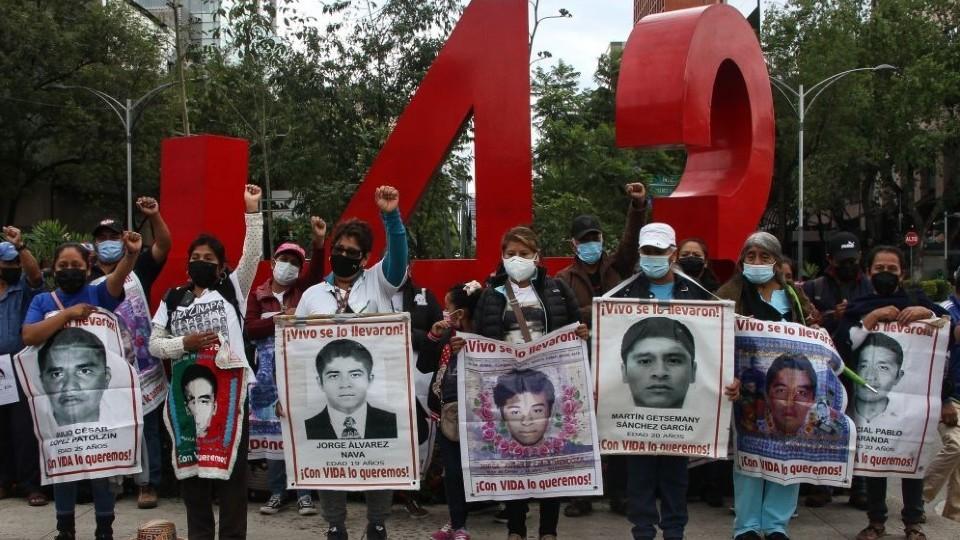 Encinas pide a FGR indagar filtración de información sobre caso Ayotzinapa; revictimiza a las familias, dice Centro Prodh