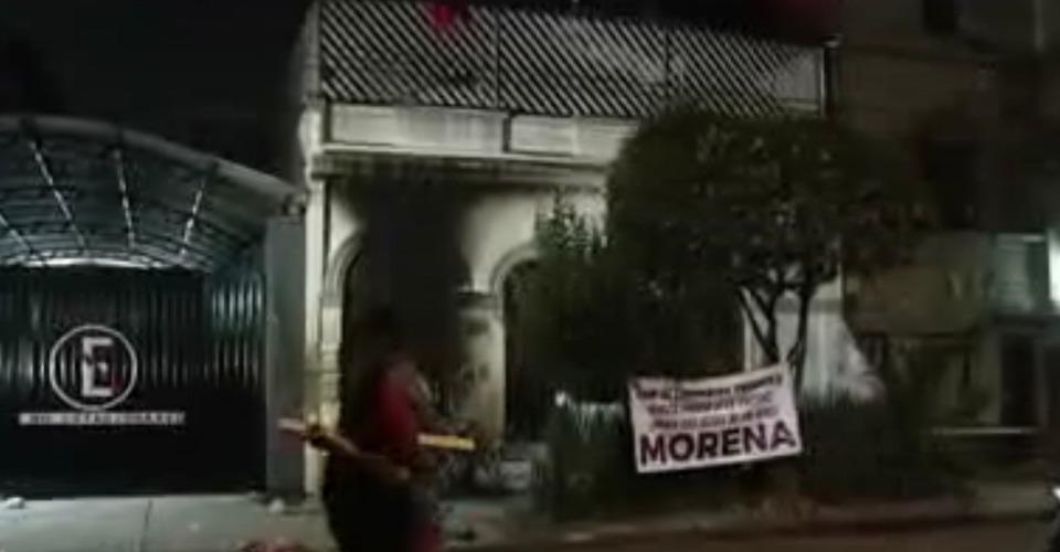 Morena denuncia ataque a sus instalaciones en CDMX; personas lanzaron objetos y prendieron fuego