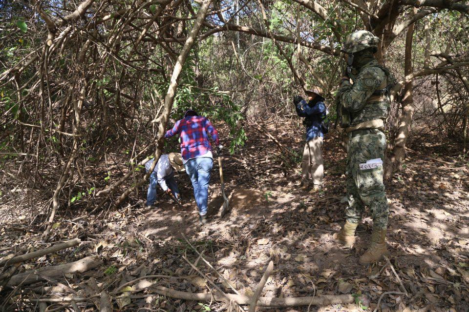 Fiscalía de Jalisco halla 35 cuerpos en tres fosas clandestinas