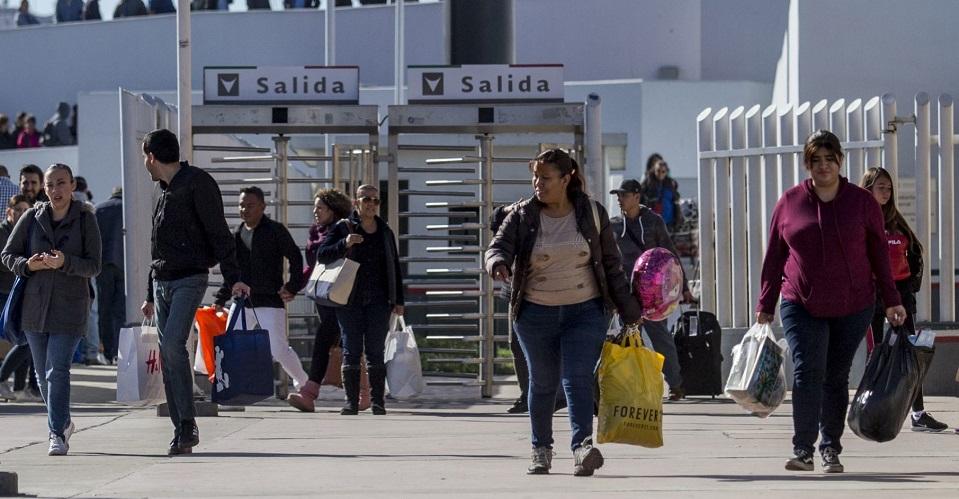 Restricción de viajes no esenciales entre México y EU podría extenderse por más tiempo: Landau