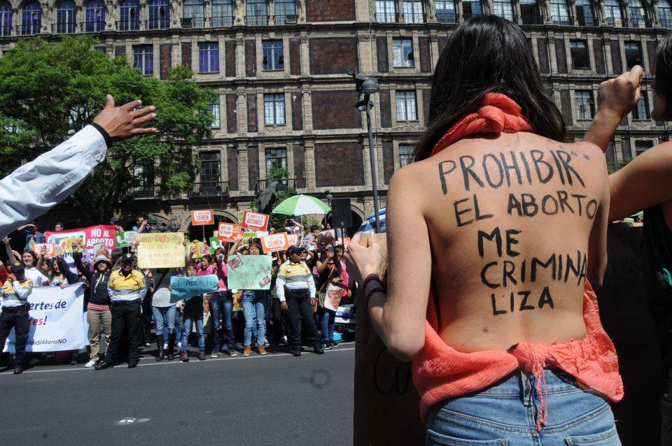 7 de cada 10 mexicanos, en contra de que una mujer pueda abortar sin ser penalizada: Parametría