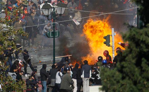 Asumirán bancos mayores pérdidas en rescate a Grecia: Juncker