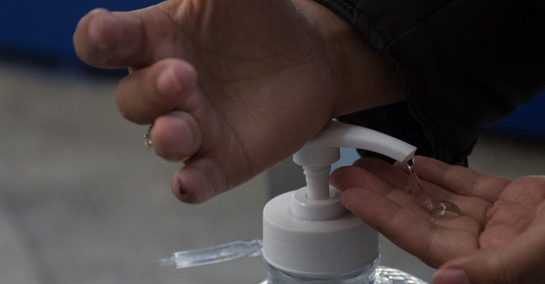 Cofepris advierte sobre nueve marcas de gel antibacterial que contienen metanol