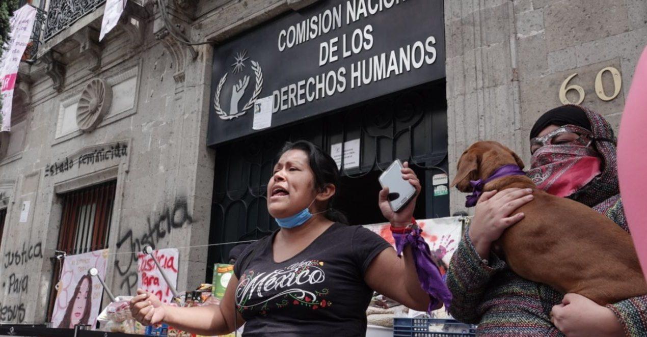 Mujeres piden renuncia de titular de CNDH y dicen que tomarán sedes en estados