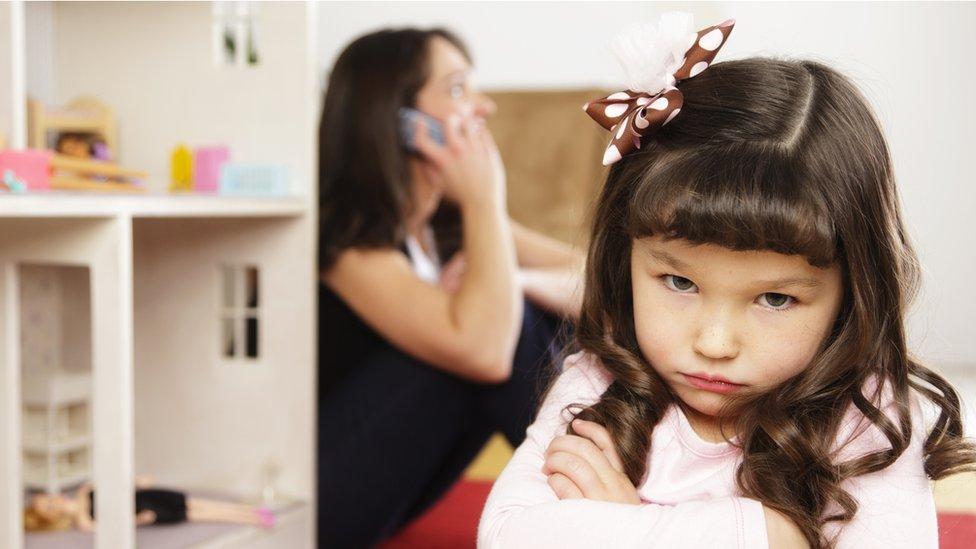 “Odio el teléfono de mi madre y desearía que nunca hubiera tenido uno”: la respuesta escolar de varios niños sobre un invento que no les gusta