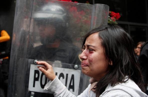 Cesan a policía que roció gas lacrimógeno a manifestantes en Senado