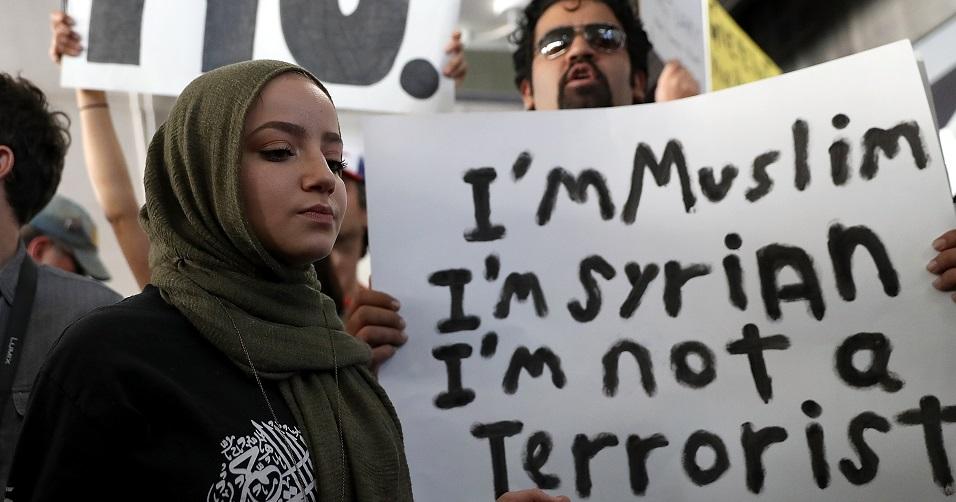 Trump defiende que decreto es para cuidar a EU; manifestantes acusan que discrimina a musulmanes