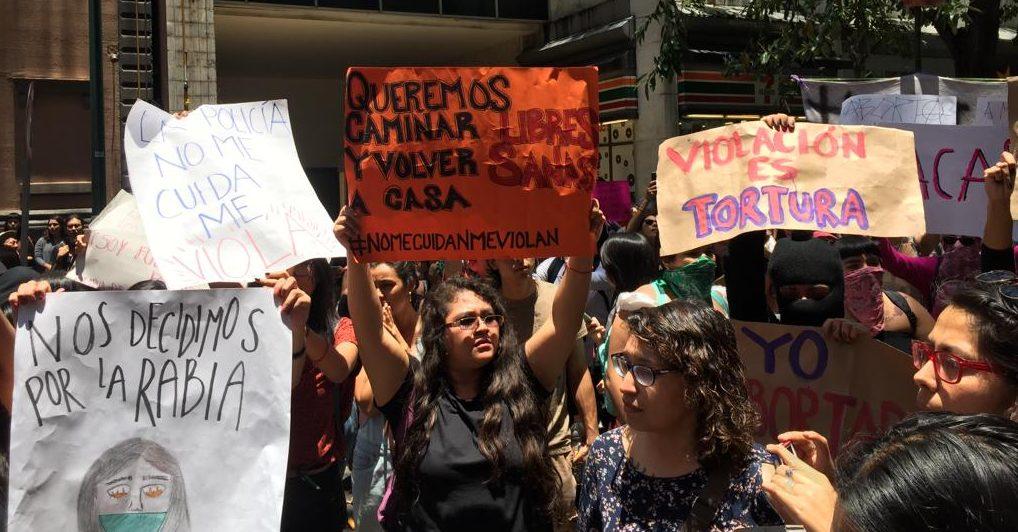 Mujeres marchan contra violencia de género en CDMX; Sheinbaum acusa provocación de un grupo de manifestantes
