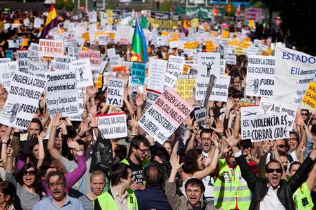 España: 15-M <i>explota</i> en las redes sociales