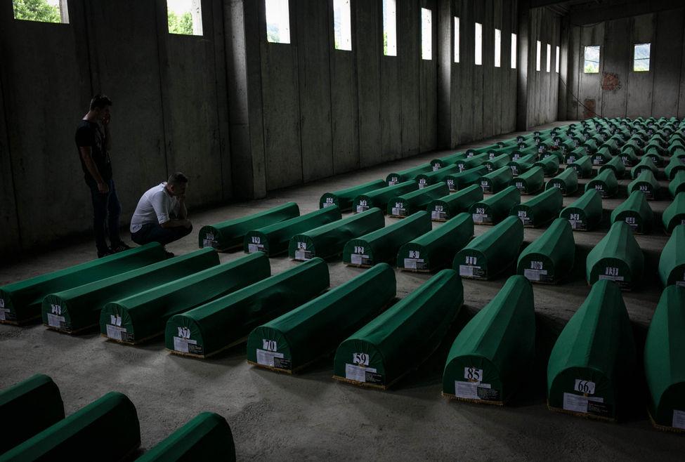 El último adiós a más de 100 víctimas de Srebrenica, tras 20 años de la masacre