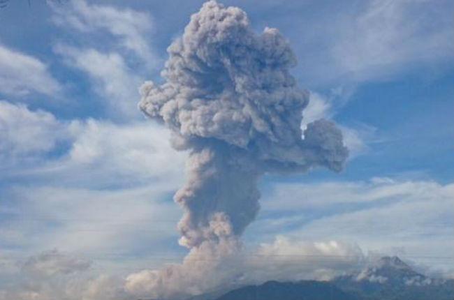 Explosión en volcán de Colima provoca columna de humo de 3 kilómetros y caída de ceniza