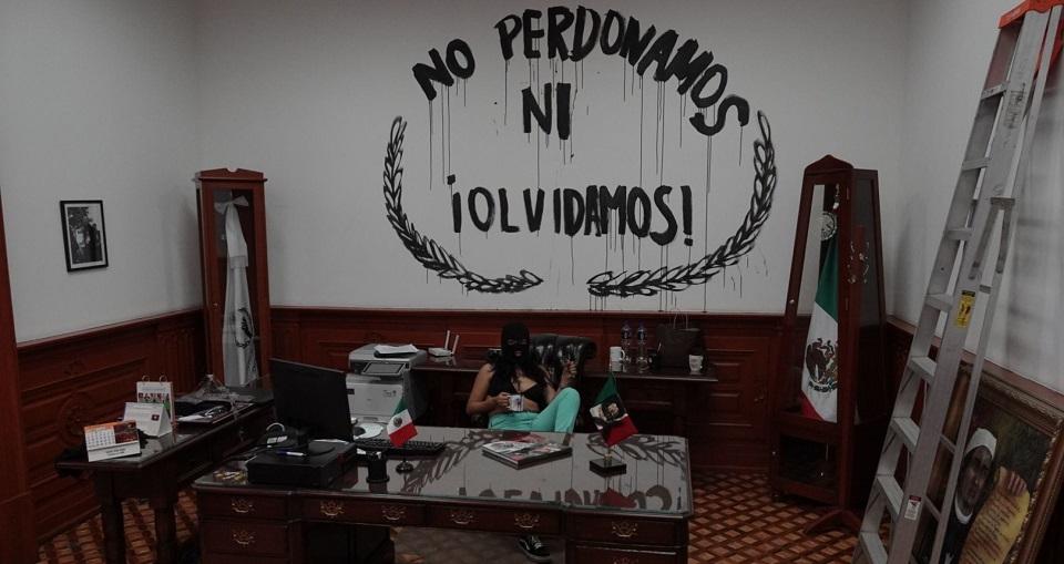 En fotos: La toma feminista y contra la impunidad del edificio de CNDH